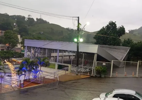 Imagem ilustrativa da imagem Temporal destelha escola, igreja e causa estragos no Sul do ES