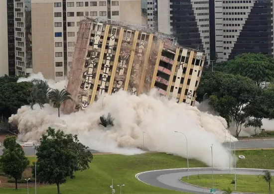Imagem ilustrativa da imagem Tradicional hotel de luxo é implodido no centro de Brasília