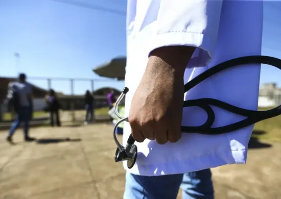 Imagem ilustrativa da imagem Um terço dos cursos de medicina tem nota baixa em exame do MEC e pode ter sanções