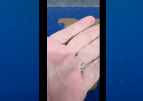 Imagem ilustrativa da imagem VÍDEO | Chuva de granizo assusta moradores e atinge veículos em Vila Velha