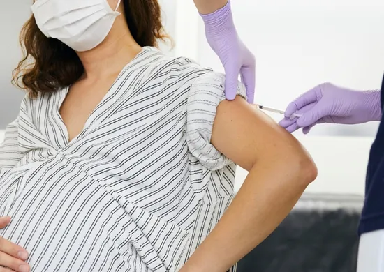 Imagem ilustrativa da imagem Vacina para proteger grávidas e bebês chega ao Espírito Santo