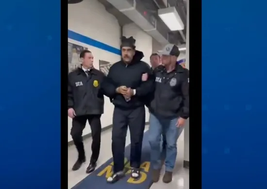 Imagem ilustrativa da imagem Vídeo mostra Maduro algemado na sede da agência antidrogas de Nova Iorque, nos EUA