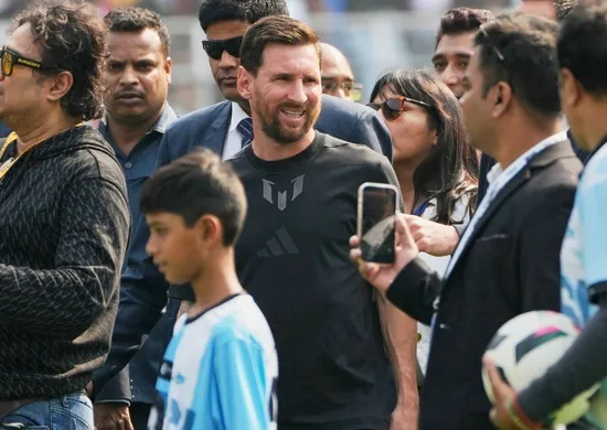 Imagem ilustrativa da imagem Visita de Messi à Índia começa com tumulto em estádio e prisão de organizador