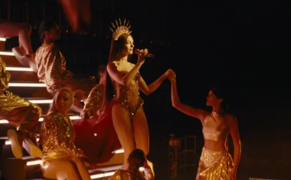 Imagem ilustrativa da imagem Anne Hathaway aparece como diva pop em trailer de novo filme