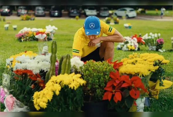Imagem ilustrativa da imagem Antonelli faz visita a túmulo de Ayrton Senna às vésperas do GP de São Paulo de F-1
