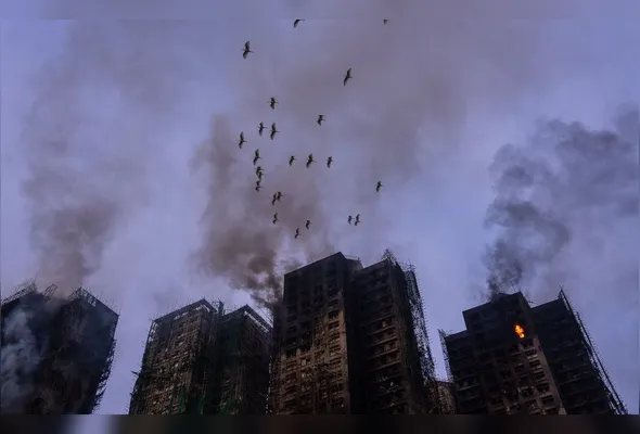 Imagem ilustrativa da imagem Ao menos 13 pessoas são presas após incêndio com mais de 150 mortos em Hong Kong