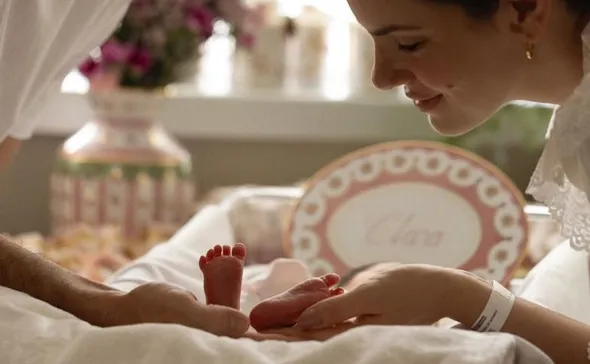 Imagem ilustrativa da imagem Camila Queiroz e Klebber Toledo anunciam nascimento da primeira filha do casal