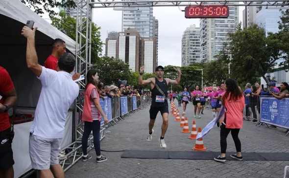 Imagem ilustrativa da imagem "Comecei a correr para dar orgulho ao meu filho”, diz vencedor dos 10km