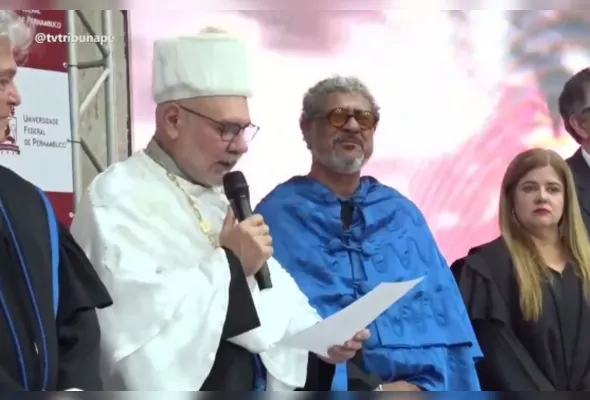 Maciel Melo recebe maior honraria da UFPE