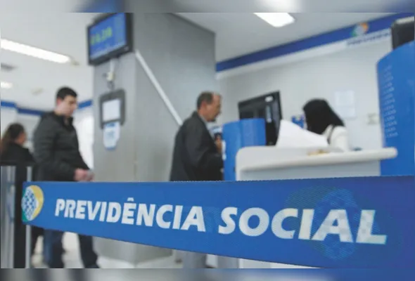 Imagem ilustrativa da imagem INSS interrompe pagamento de reajuste e faz descontos na aposentadoria de 14 mil