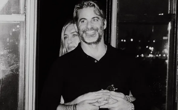 Imagem ilustrativa da imagem Jennifer Aniston planeja casamento luxuoso na Grécia com Jim Curtis, diz site