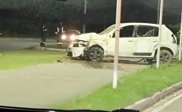 Imagem ilustrativa da imagem Jovem sem habilitação morre após bater carro em poste na Serra