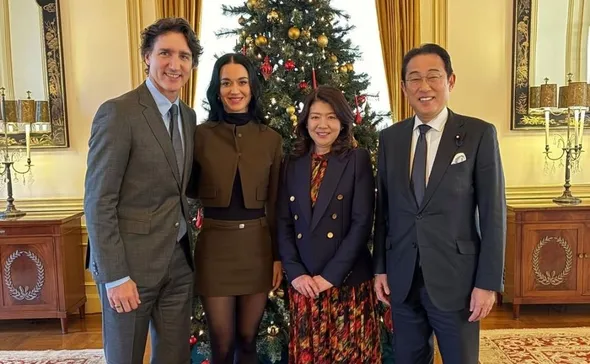 Imagem ilustrativa da imagem Katy Perry oficializa namoro com Trudeau em foto com político japonês