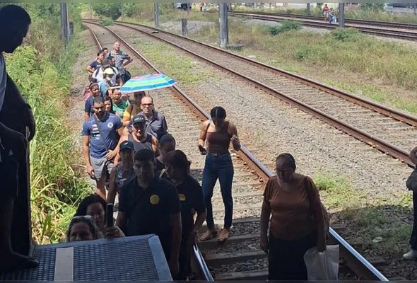 Passageiros precisaram andar sobre trilhos e correr riscos mais uma vez para não perder seus compromissos