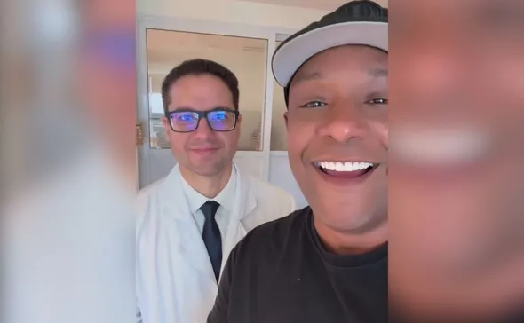 Imagem ilustrativa da imagem Márcio Victor, vocalista do Psirico, recebe alta após infarto e internação na UTI