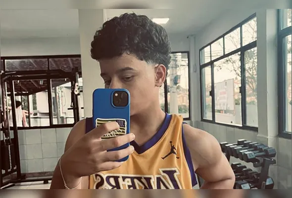 Imagem ilustrativa da imagem Menino que ficou em coma após acidente com bike elétrica reaprende a falar