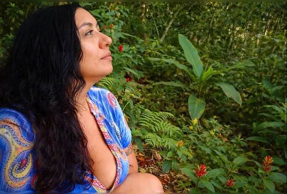 Lizandra na Mata Atlântica. Entre folhas, luz e silêncio, a floresta ensina que curar não é voltar ao que era, mas criar espaço para seguir.