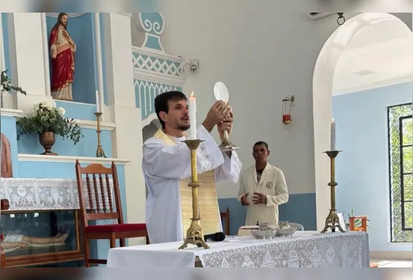 Padre Patrick Fernandes foi convidado a celebrar a primeira missa do ano