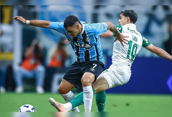 Imagem ilustrativa da imagem Palmeiras toma a virada, perde para Grêmio e título fica quase impossível