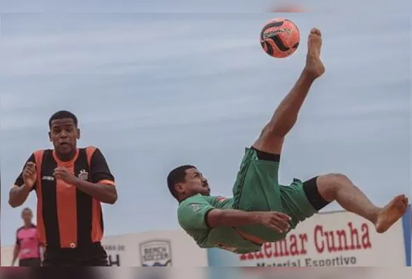 Imagem ilustrativa da imagem Praia de Itapoã recebe jogos de futebol de areia neste domingo