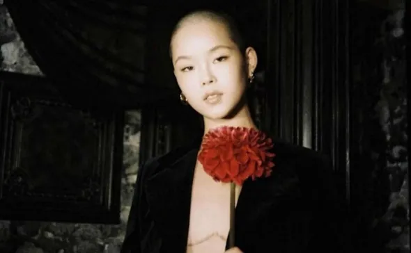 Imagem ilustrativa da imagem Quem é Cocona, rapper japonês que se assumiu transmasculino e não-binário?