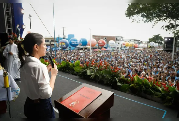 Raquel faz discurso durante a missa