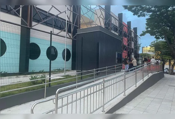 Imagem ilustrativa da imagem Serra inaugura nova escola com sala de idioma e 4 laboratórios