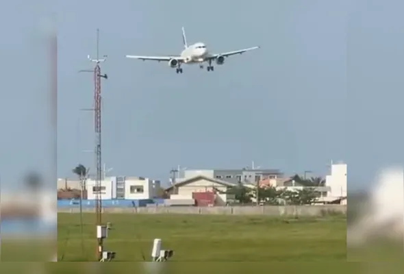 Imagem ilustrativa da imagem Vídeo: avião pousa ‘de lado’ em Santa Catarina por conta do vento forte