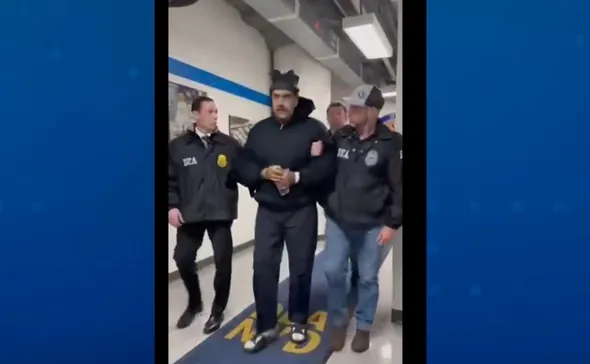 Imagem ilustrativa da imagem Vídeo mostra Maduro algemado na sede da agência antidrogas de Nova Iorque, nos EUA