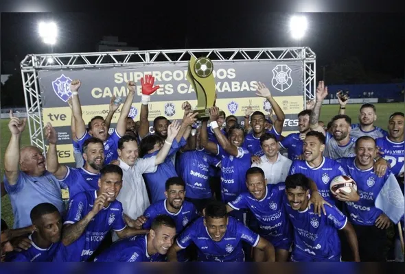 Imagem ilustrativa da imagem Vitória levanta a primeira taça do ano