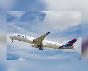 Imagem ilustrativa da imagem Avião da Latam faz pouso de emergência após bateria portátil explodir a bordo