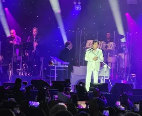 Imagem ilustrativa da imagem "Cidade mais linda do Brasil", declara Roberto Carlos em show no ES