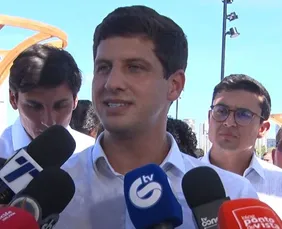 Imagem ilustrativa da imagem João Campos fala em “olhar pelo para-brisa” e diz que fez mais que antecessores