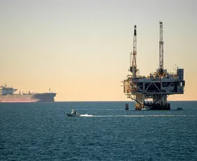 Imagem ilustrativa da imagem Cotação salta 30% e barril de petróleo se aproxima de US$ 120