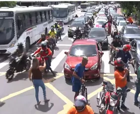 Imagem ilustrativa da imagem Pressão contra projeto de lei dos apps trava o trânsito no Recife: veja polêmicas