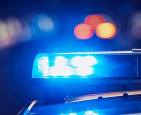 Imagem ilustrativa da imagem Suspeito de esfaquear ex-companheira e ex-sogra no Cabo continua foragido