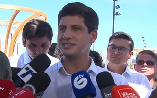 Imagem ilustrativa da imagem João Campos fala em “olhar pelo para-brisa” e diz que fez mais que antecessores