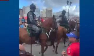 Imagem ilustrativa da imagem Mulher atropelada por cavalo da PM no Galo da Madrugada aguarda cirurgia em Recife