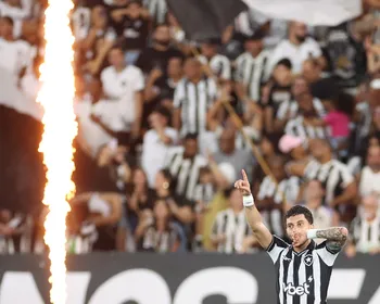 Imagem ilustrativa da imagem Alex Telles marca no fim, e Botafogo vence a Chapecoense na Copa do Brasil