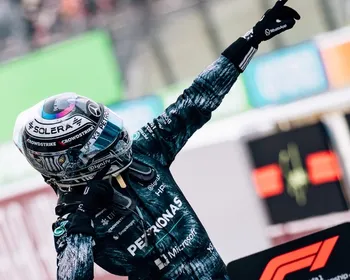 Imagem ilustrativa da imagem Antonelli vence no Japão e é líder; Piastri rouba a cena, e Bortoleto é 13º