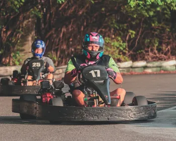 Imagem ilustrativa da imagem Após cirurgia no quadril, piloto volta às pistas de kart aos 61 anos