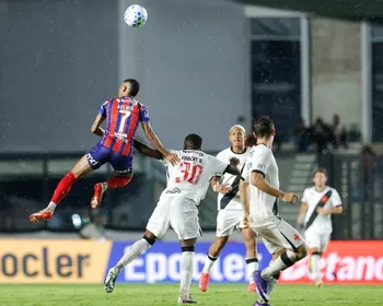 Imagem ilustrativa da imagem Bahia vence, chega a dez partidas invicto e empurra o Vasco para o Z4