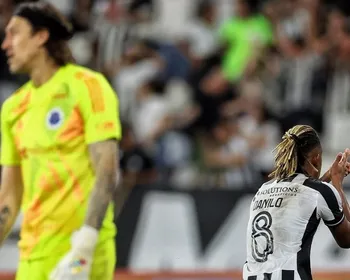 Imagem ilustrativa da imagem Botafogo goleia Cruzeiro com show de Danilo e quebra tabu de quase 10 anos