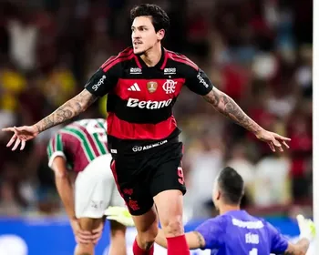 Imagem ilustrativa da imagem Com dois gols de Pedro, Flamengo vence Fluminense e vira vice-líder do Brasileirão