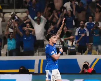 Imagem ilustrativa da imagem Cruzeiro domina o Vitória na estreia de Artur Jorge e desencanta no Brasileirão