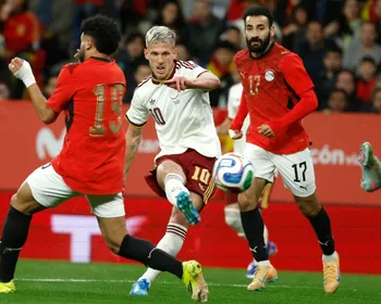 Imagem ilustrativa da imagem Espanha poupa titulares e apenas empata com o Egito; Holanda e Inglaterra frustram