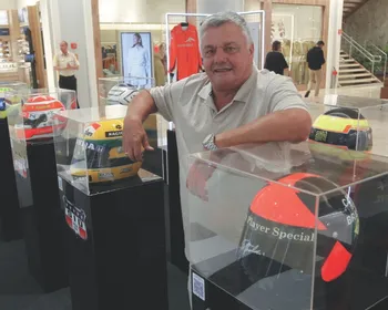 Imagem ilustrativa da imagem Exposição “As Cores da Velocidade” exibe capacetes de pilotos históricos