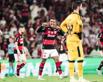 Imagem ilustrativa da imagem Flamengo confirma favoritismo, passa fácil pelo Remo e volta ao G-4 do Brasileirão