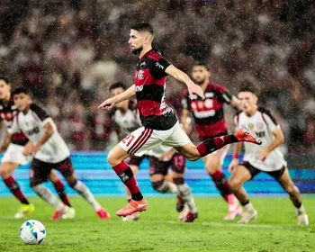 Imagem ilustrativa da imagem Flamengo leva virada na prorrogação e perde título da Recopa para o Lanús