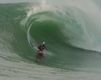 Imagem ilustrativa da imagem Força feminina nas ondas gigantes de Guarapari